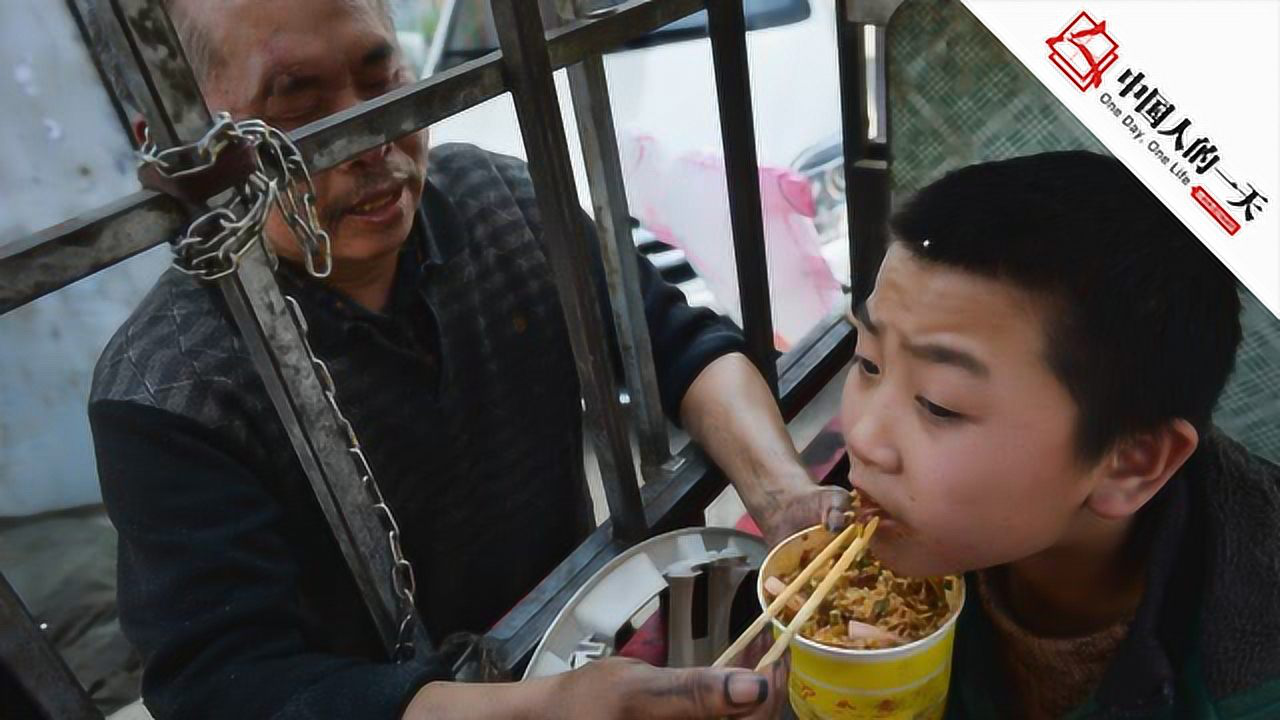 妈妈腰间系绳绑着自闭症孩子卖凉皮，生活的重压与母爱的坚韧_全面解答解释落实