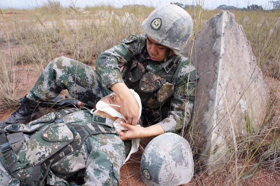 95岁老兵公园偶遇74年未见的战友，岁月见证的战友深情_反馈分析和检讨