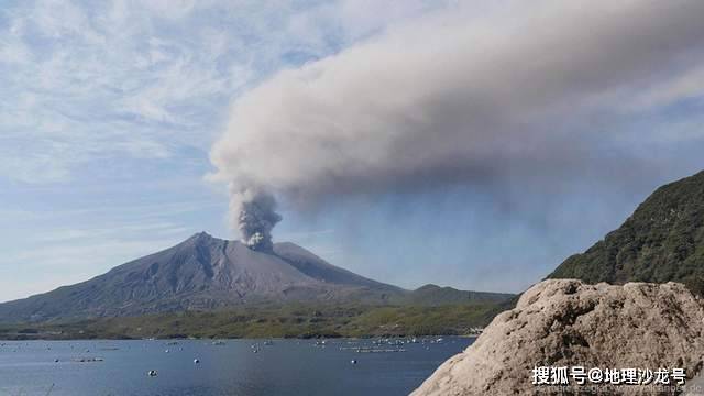 探索日本火山灰柱，揭秘3400米高空的壯麗景象_最佳精選落實