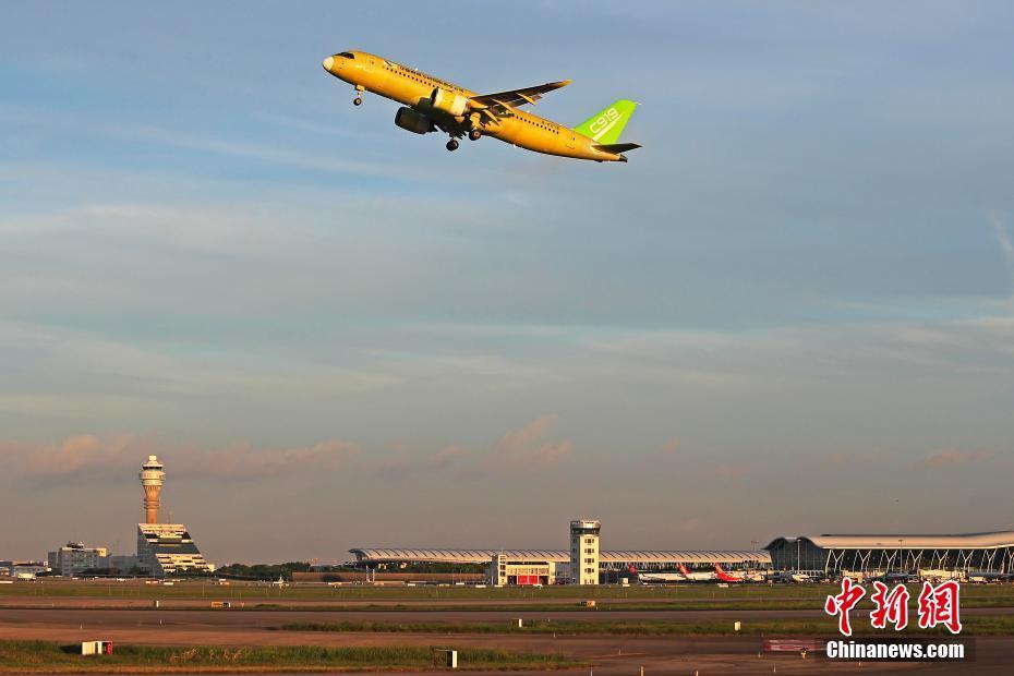 中国飞机试飞成功，翱翔蓝天，展现航空强国风采