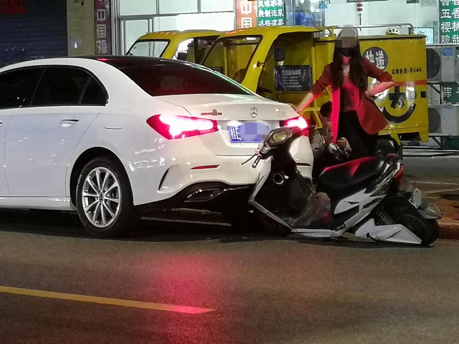 女子騎電動車追尾大奔馳，事故背后的深思與啟示