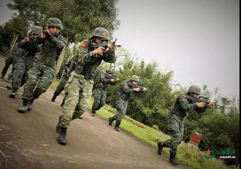 臺軍射擊姿勢雷人，軍方回應，非網絡PS圖片