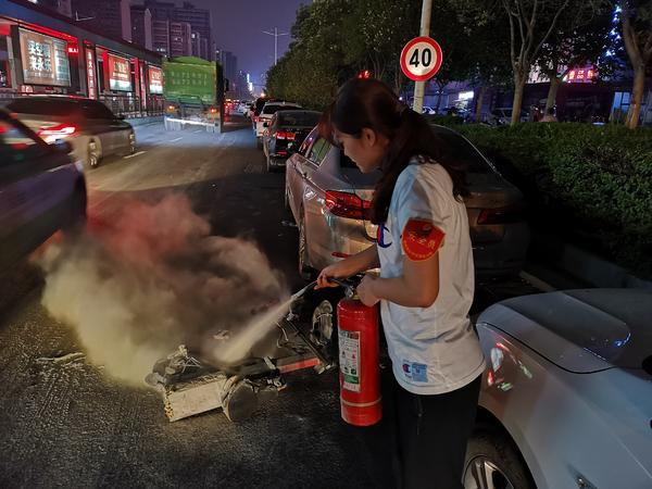 車輛高架上自燃，代駕小哥拼命救火