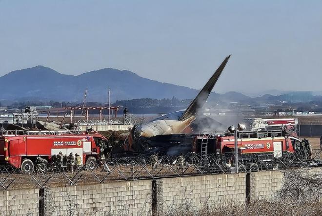 一、悲剧发生，韩国客机坠毁震惊全球