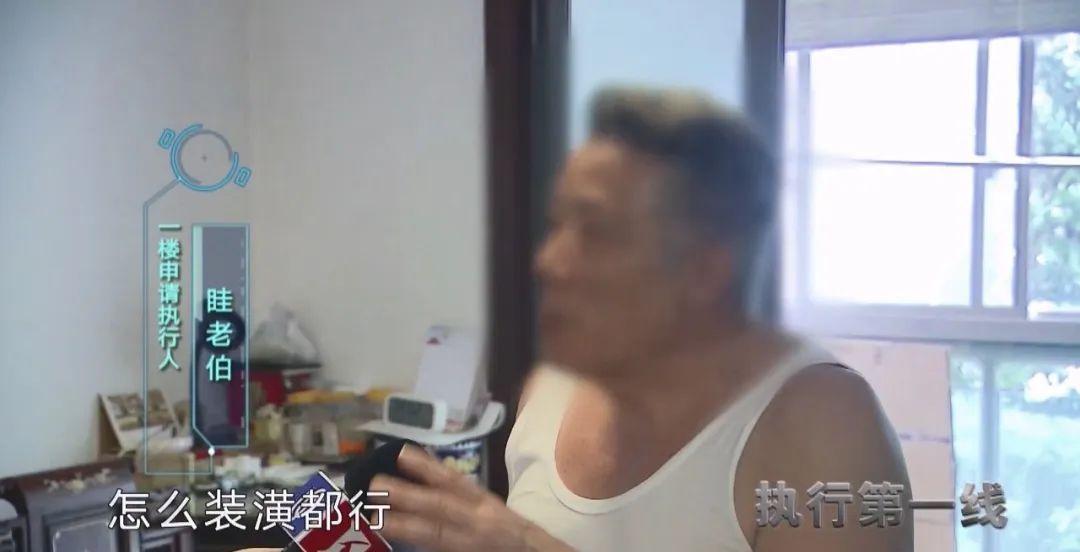 男子将马桶装房顶引发争议，法院勒令拆除