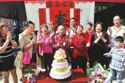 四川老人124岁生日六世同堂，跨越百年的家族庆典