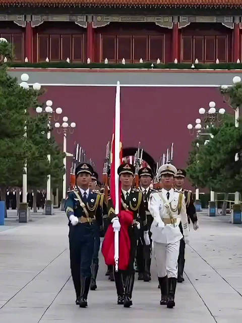 国旗护卫队高歌祖国不会忘记——时代的荣耀与责任