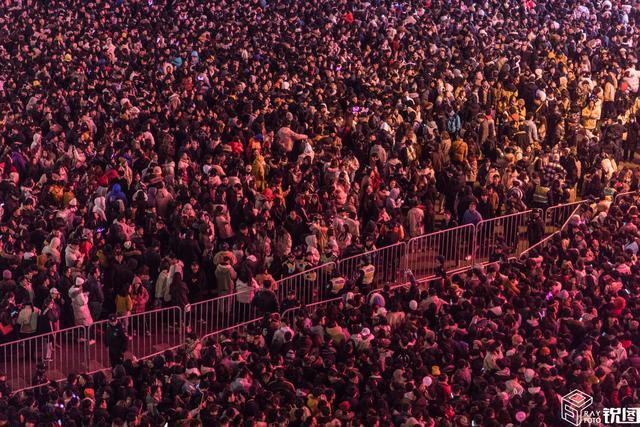 杭州西湖边跨年夜上万人共同倒数，一场盛大的跨年狂欢