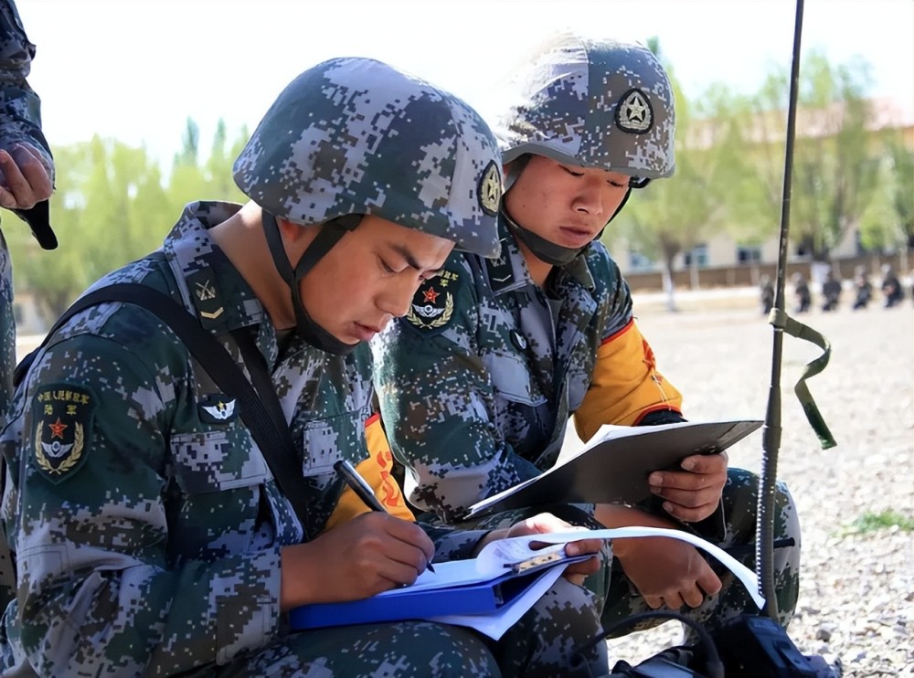 小伙参军18载荣耀归乡，家人热情迎接共襄荣光