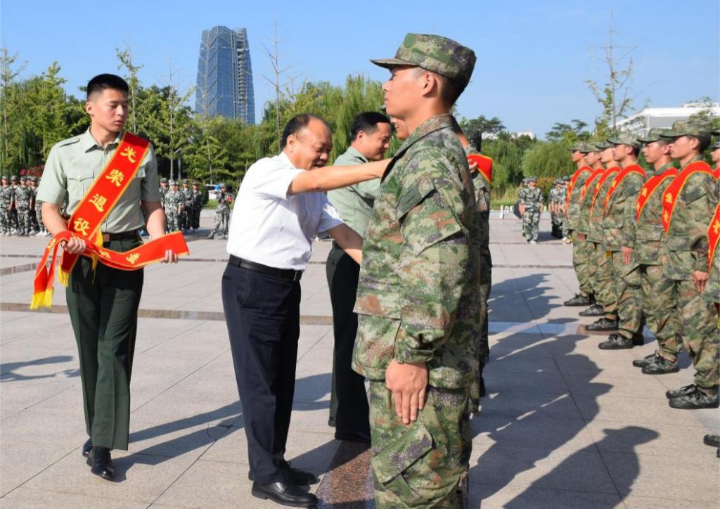 小伙参军18载荣耀归乡，家人热情迎接共襄荣光