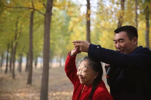 老妻少夫差20歲，丈夫留白發(fā)扮老背后的故事