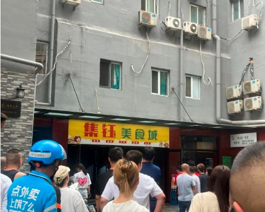 门店阿姨地震逃生时回后厨关火，灾难面前的人性光辉与社会责任