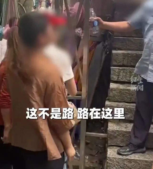 涉事學校被曝拖欠巨額款項引發(fā)風波，向老人潑水事件背后的真相