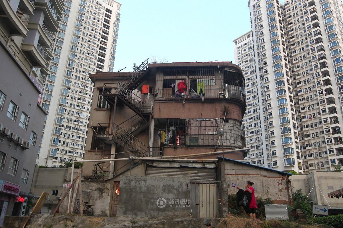 钉子户屋子变身参观点，城市变迁中的独特风景