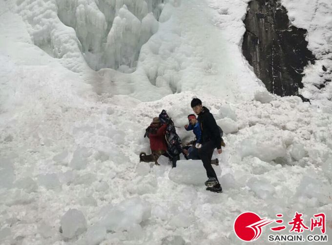 网红冰瀑布大块冰柱掉落，游客奔逃