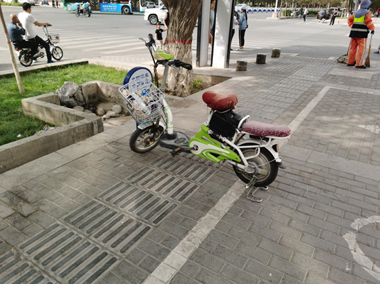 电瓶车占用盲道，城市治理的新挑战