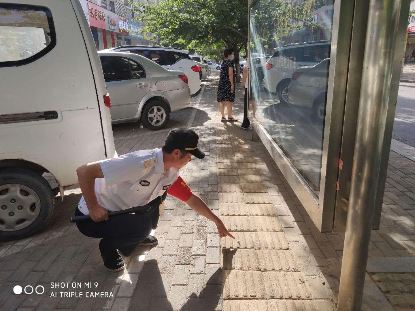 盲人在盲道上险被绊倒引网友心疼