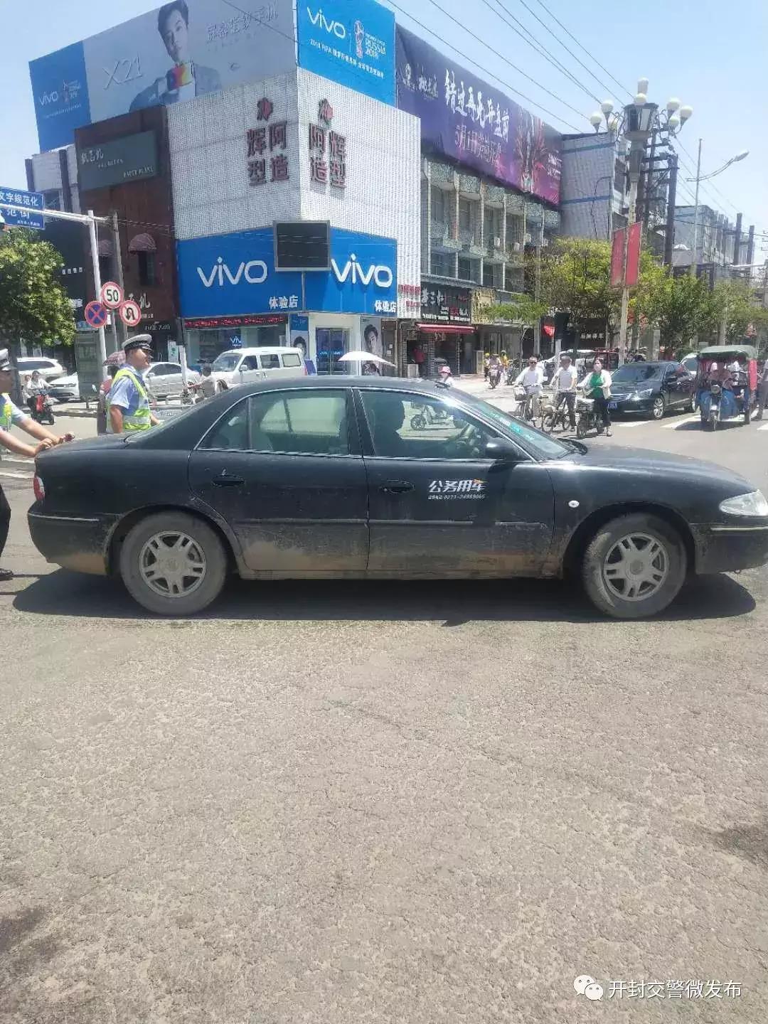 暖心之舉，民警幫忙推車