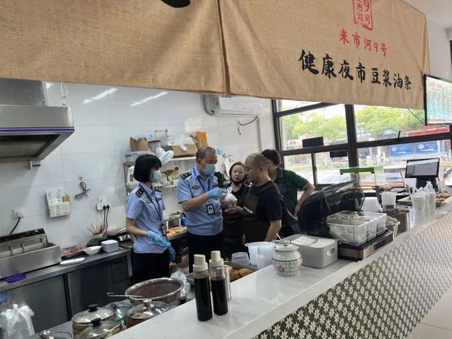 自称市监局人员去肥娟小吃店检查——一场关乎食品安全的深度探访