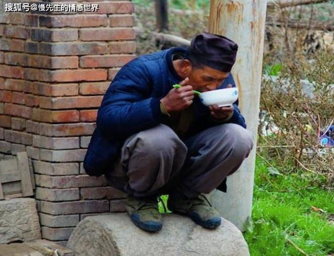 一村挂横幅，不带女友回来不准进村