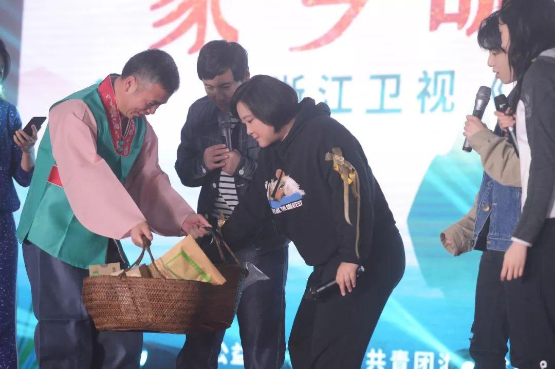 賈玲以媽媽名義捐贈西藏災(zāi)區(qū),愛心跨越千里,溫暖雪域高原