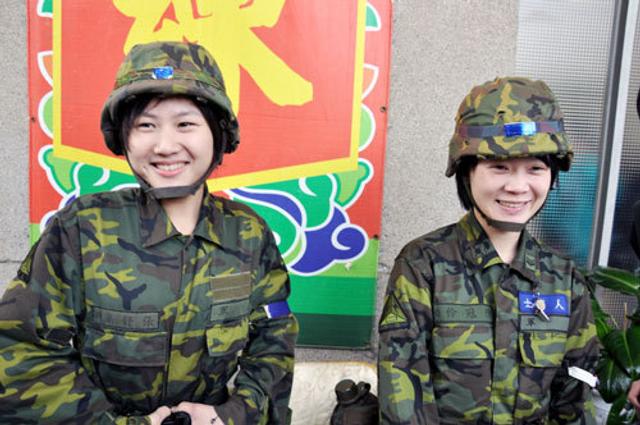 新年首場演習后臺軍女兵一問三不知——深度探究背后的故事