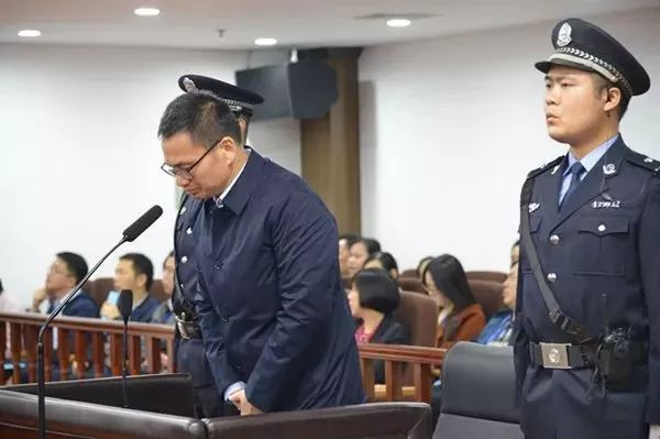 民警四年受贿超165万，贪欲之网下的法律审判与道德反思