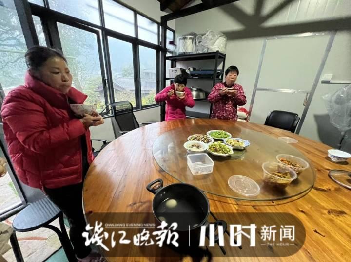 丈夫一身泥濘回家，先把工錢轉給妻子