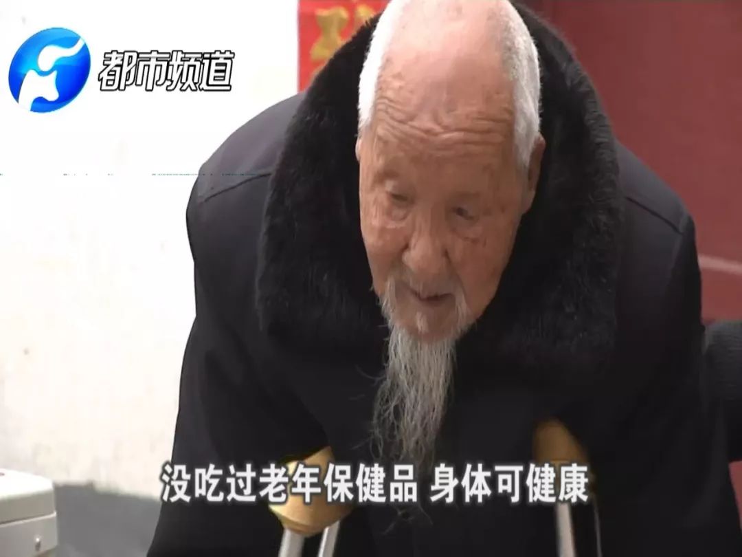 愤怒与正义并存！残疾大爷怒斥假乞丐背后的真相与呼唤