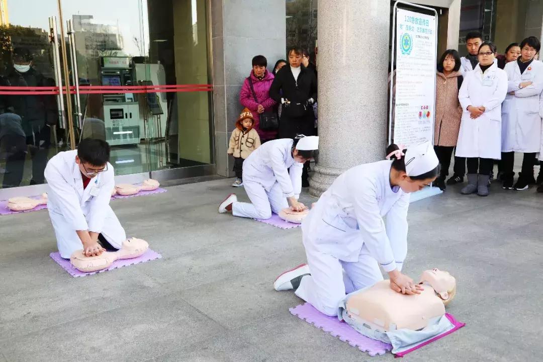 震撼！近千辆车奇迹般45度角让路，120度生命线的生死时速，背后隐藏什么？