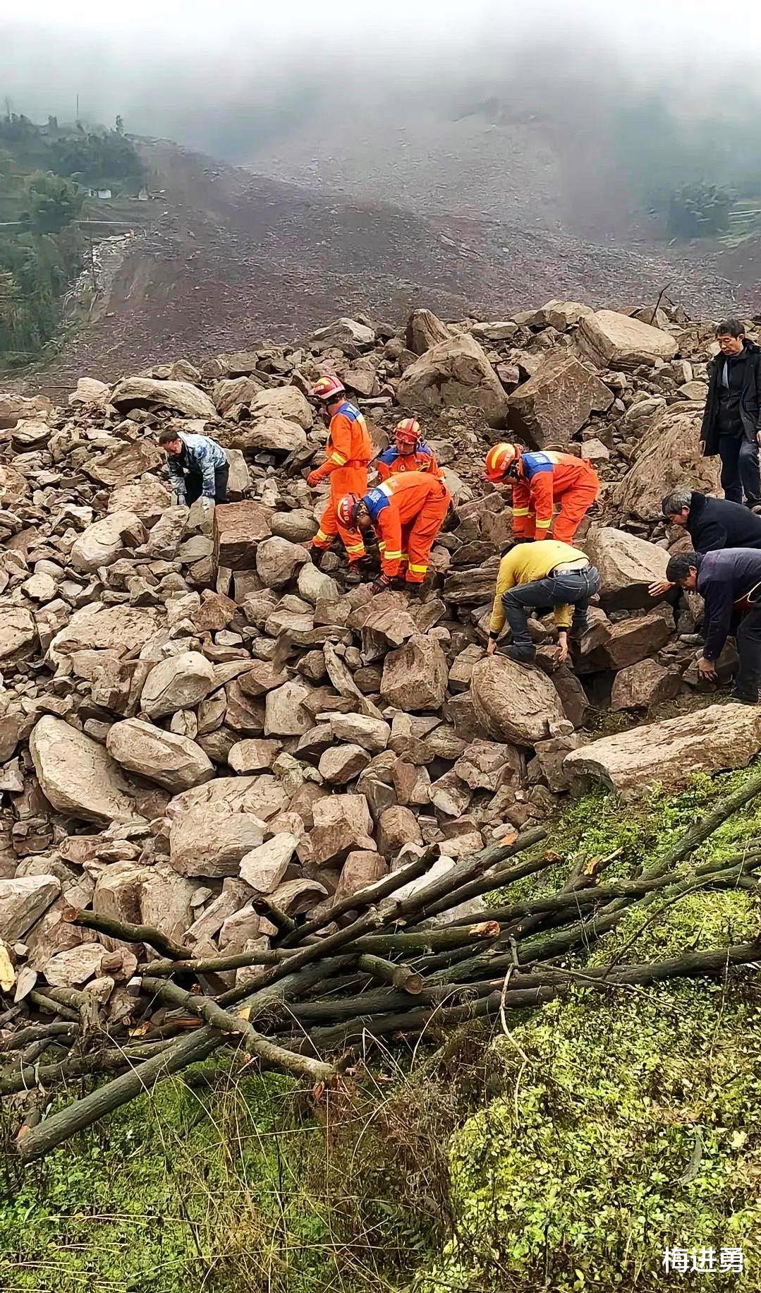 四川山體滑坡吞噬生命，災(zāi)難背后警醒人心——10死19失聯(lián)背后的深刻剖析