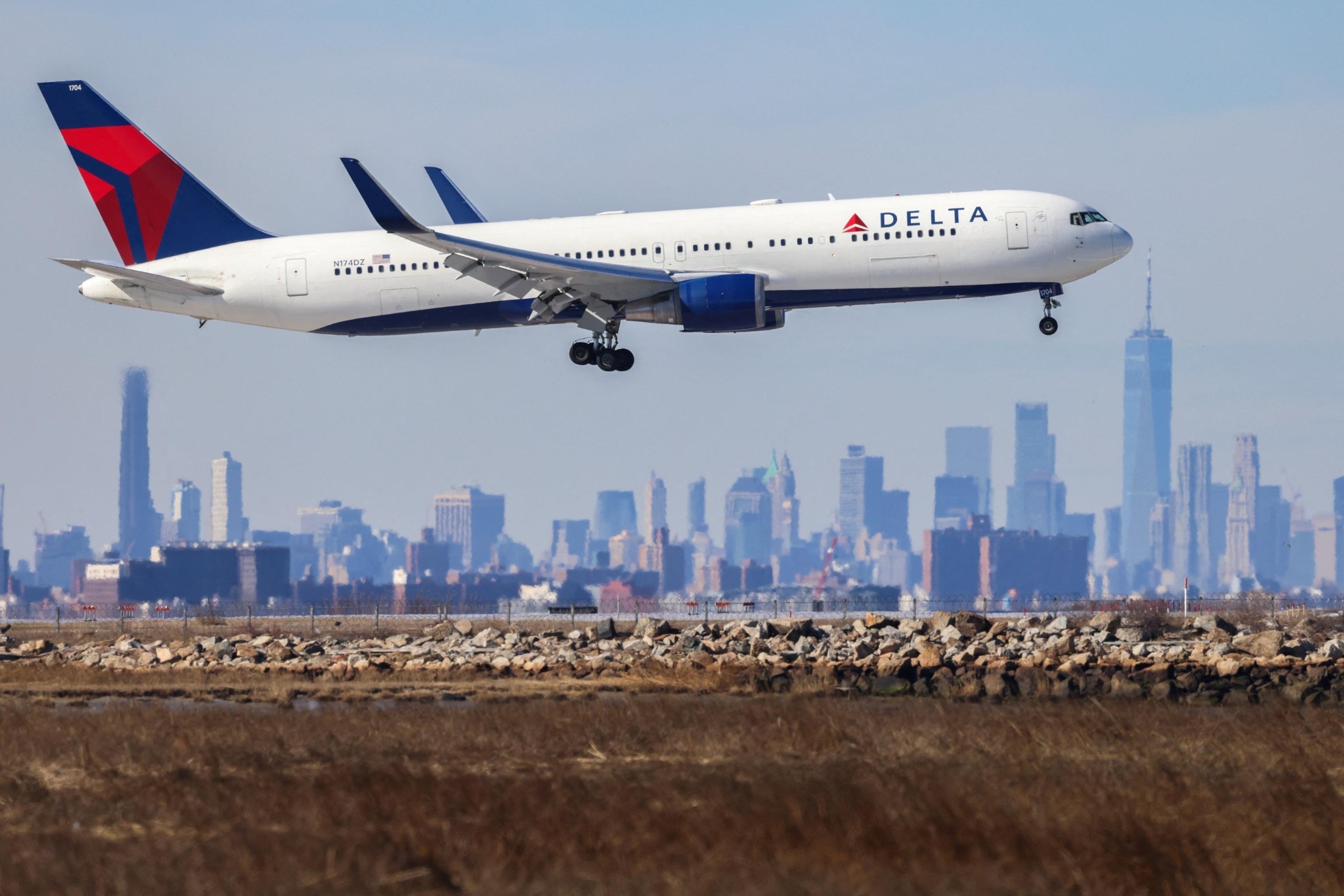 達美航空客機驚險翻覆事件揭秘，驚魂一刻背后的真相究竟如何？