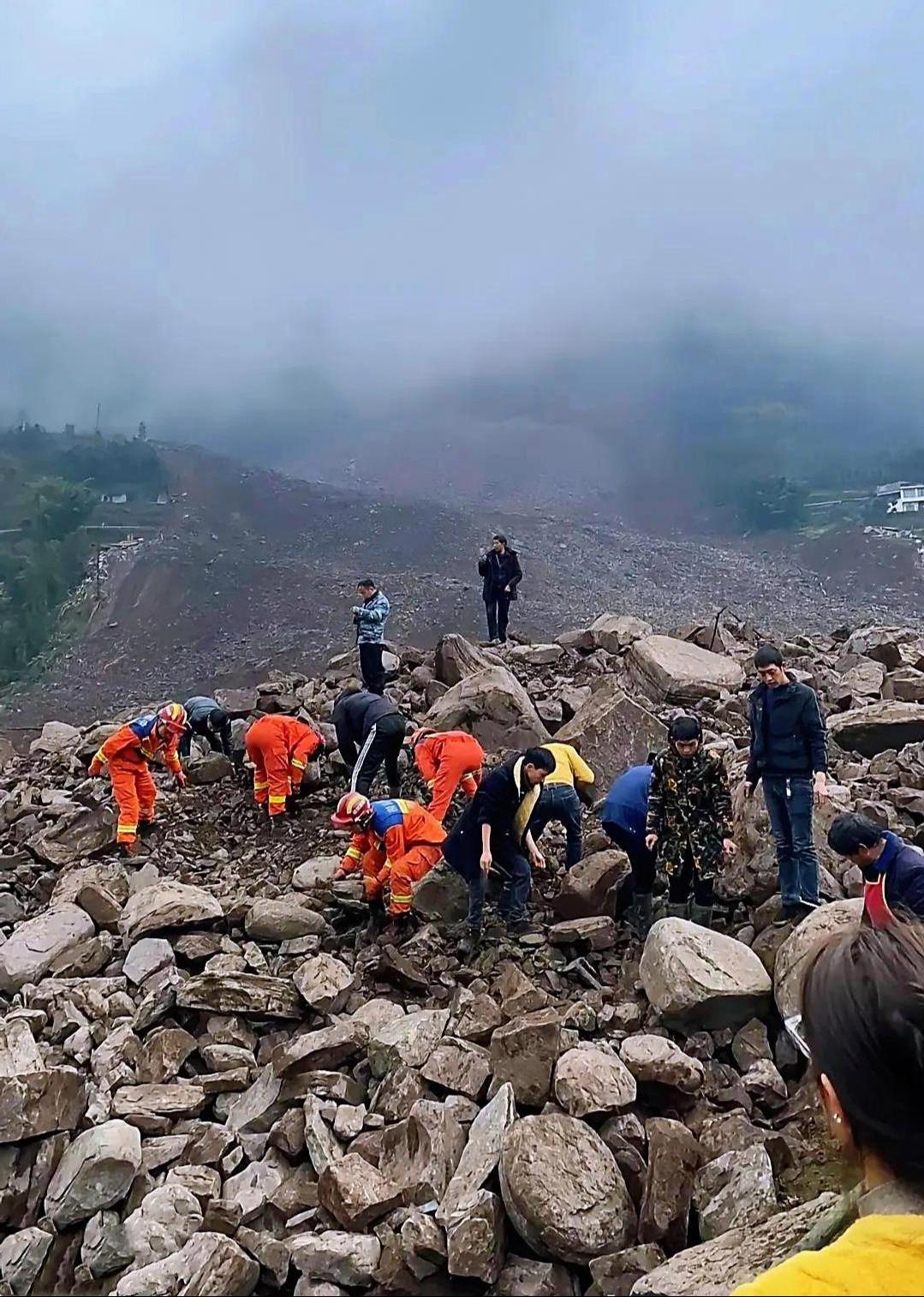 四川山体滑坡吞噬生命，生死未卜达数十人！