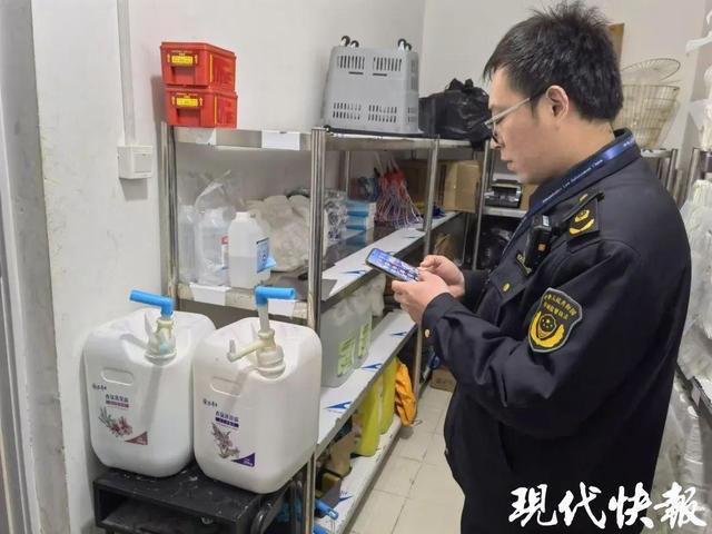 酒店分裝洗發水沐浴露惹爭議，擅自行為涉嫌違法，真相究竟如何？