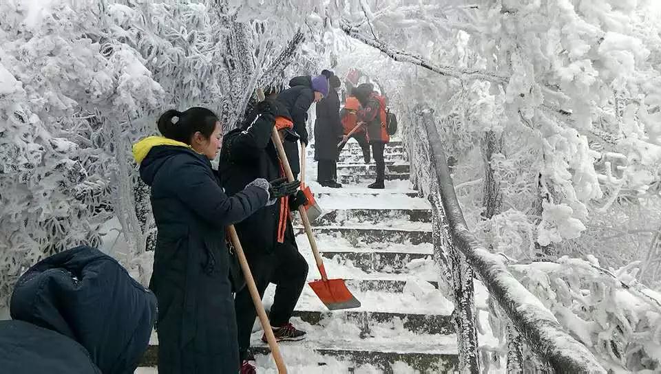 女子大雪天征服张家界168米天梯，勇气与坚韧震撼全网！