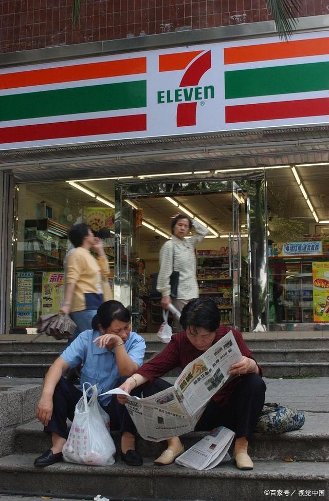 711店员不雅行为曝光，愤怒与反思交织的热点话题