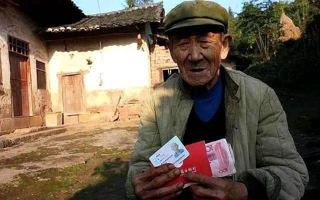 驚爆！云南83歲老人低保何以被取消？引發社會熱議背后隱藏真相揭秘！