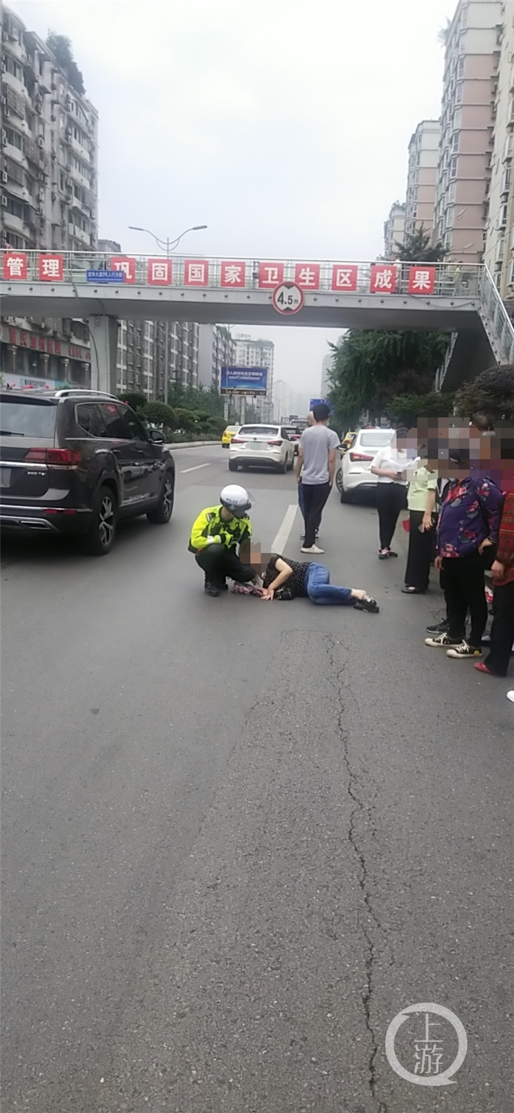 父母車禍輕微傷，女子跪謝愛車護(hù)主——一場意外中的溫情與感恩