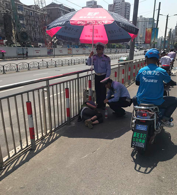 女子初騎電車撞護欄意外摔倒，驚險瞬間背后的安全啟示（深度報道）