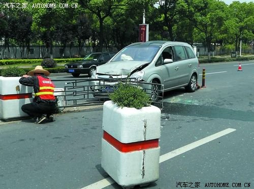 广州车主集体避检掀隔离墩风波，真相与反思