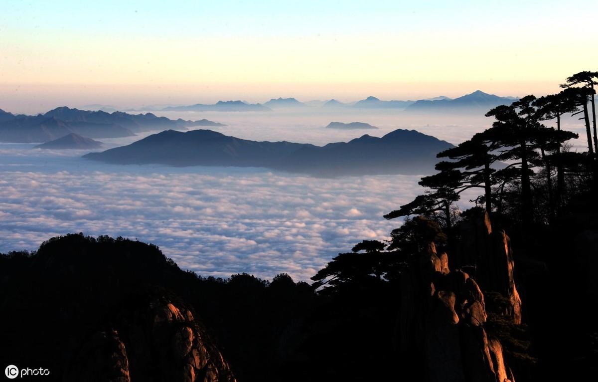 黄山雪天惊魂！游客头朝下滑落事件揭秘