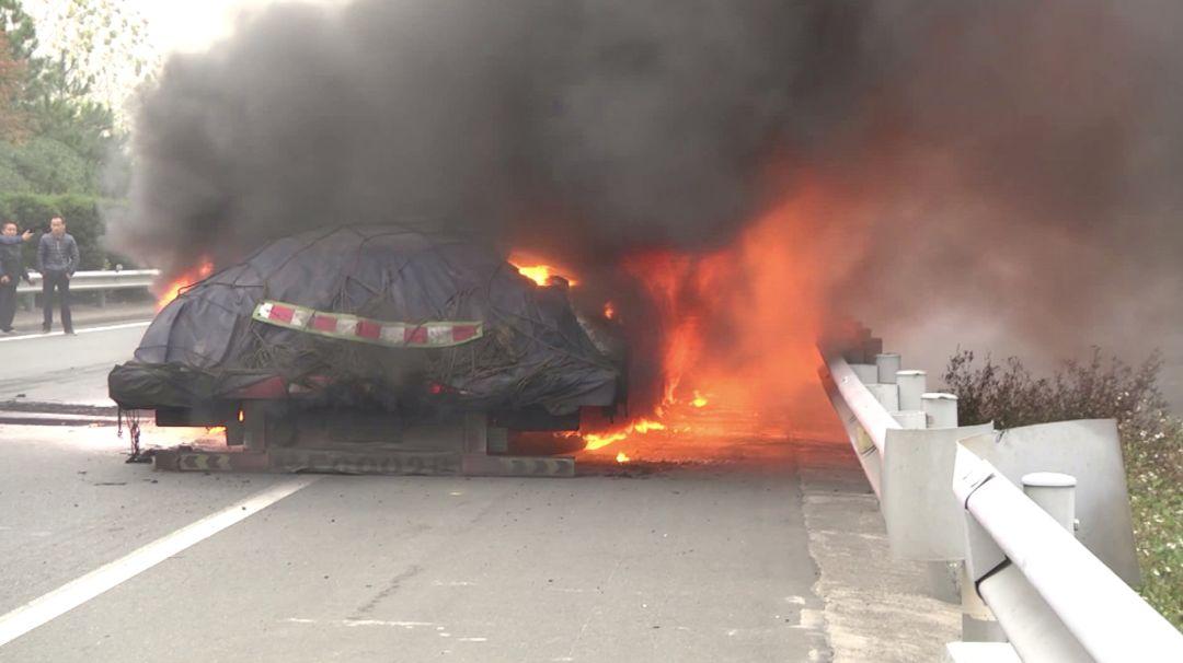 大车轮胎爆炸惊魂瞬间，男子遭遇飞来横祸！揭秘事故背后真相