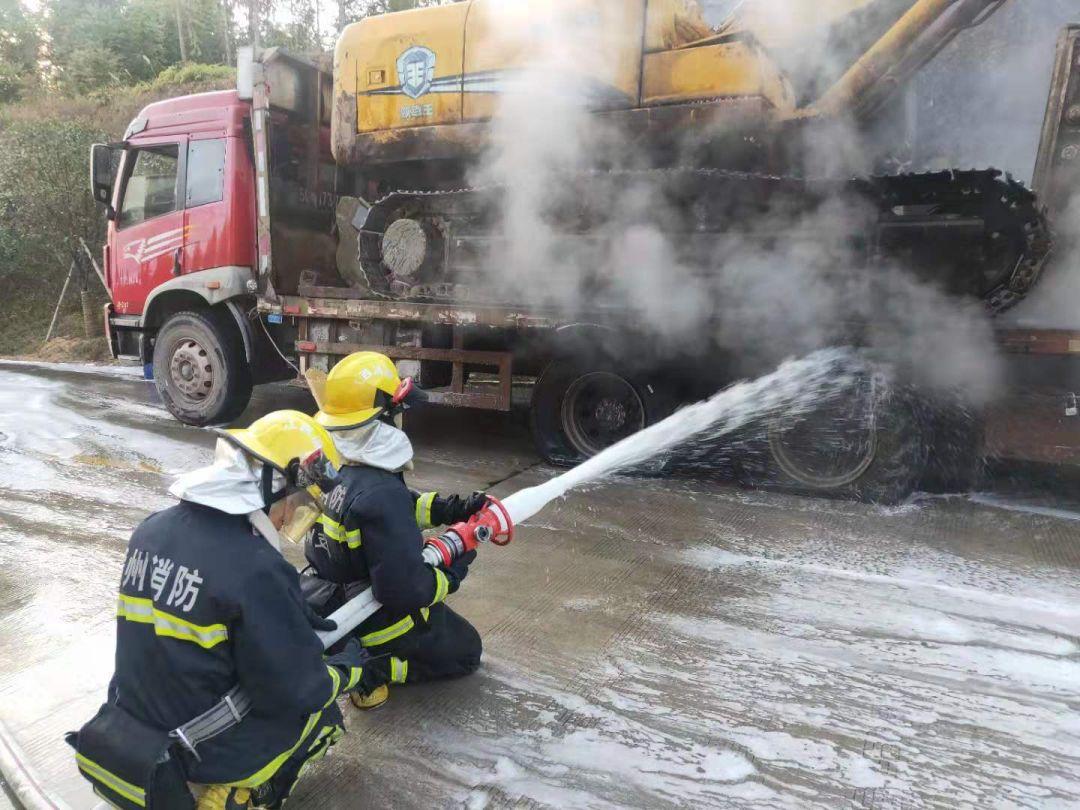 大车轮胎爆炸惊魂瞬间，男子遭遇飞来横祸！揭秘事故背后真相