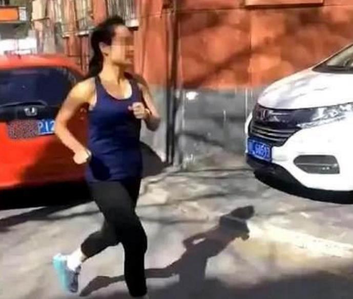 惊爆！女网红半马赛道惊现套牌风波，真相究竟如何？