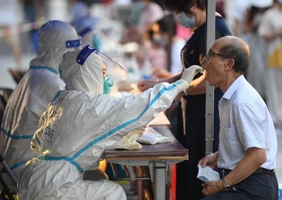 香港宣布公务员冻薪背后的深层考量与影响，深度解读与剖析