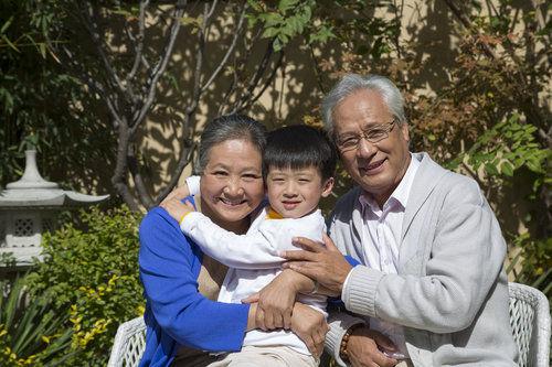 痛彻心扉！隐瞒两年之久，老人竟不知大女儿离世真相