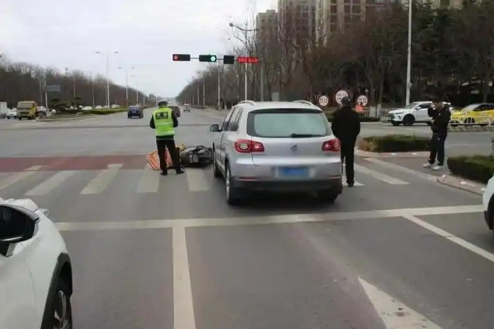 女子闯红灯被撞身亡引热议，网约车赔偿额达五十万背后真相揭秘