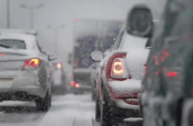 济南雪海困境！暴雨雪变绝望冰壶，汽车成挑战冰峰勇士？