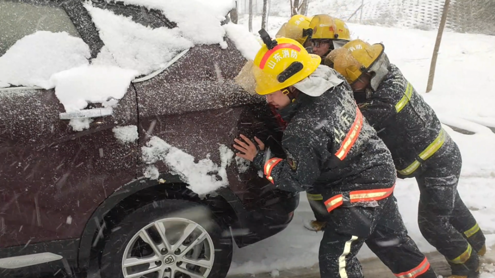 济南雪海困境！暴雨雪变绝望冰壶，汽车成挑战冰峰勇士？