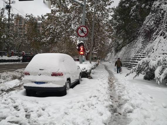 山東多地遭遇罕見暴雪，積雪深度驚人達13厘米——你感受到了嗎？